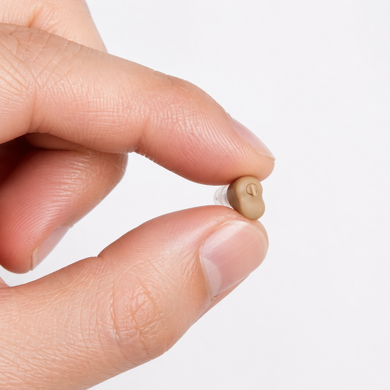 Audífono Micro CIC Paisblog sostenido entre los dedos, mostrando su tamaño discreto